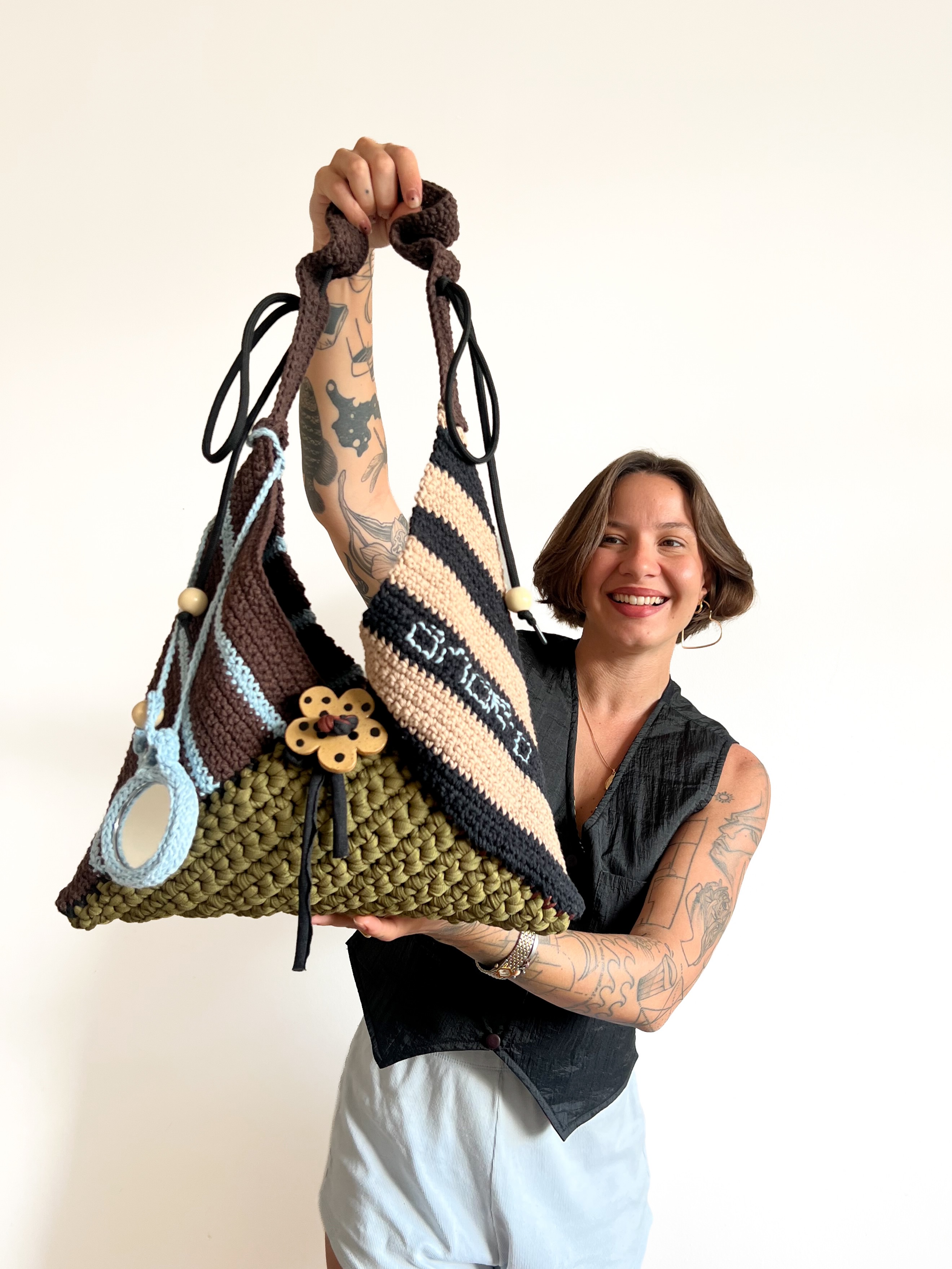 Marcela Amaro com suas bolsas de crochê